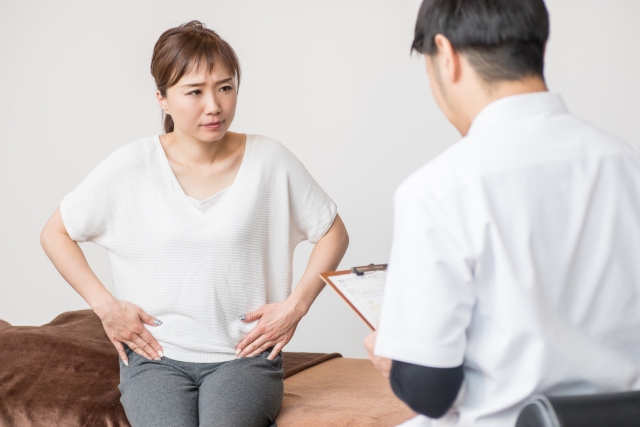 不妊の相談をする女性