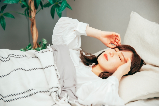 目眩で寝込む女性